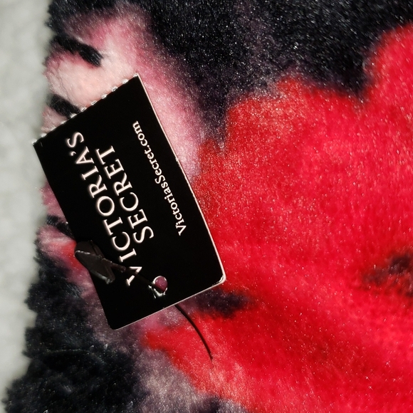 Victoria Secret plush sherpa Large Blanket - Picture 6 of 6